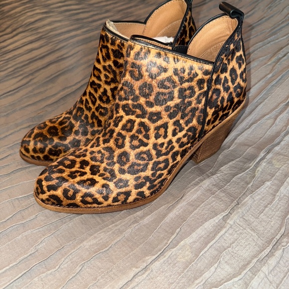 NWT - Sofft Tamula Animal Print bootie sz 9 - Picture 3 of 7